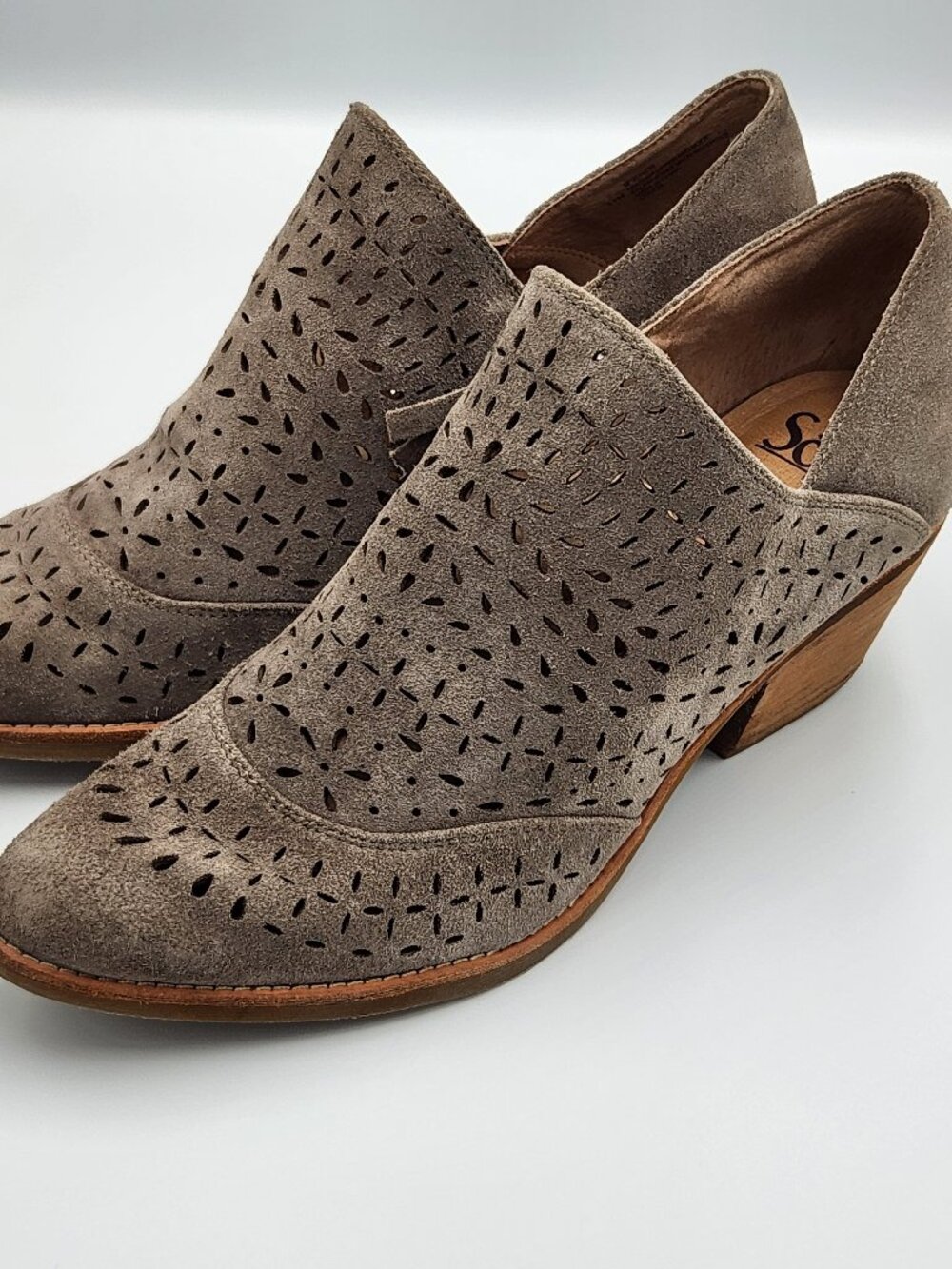 Sofft Suede Ankle Bootie, size 11, Taupe